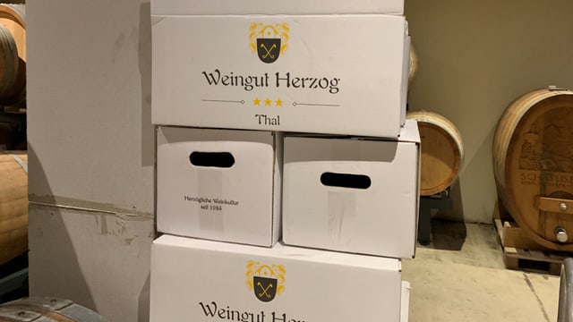Das Weingut Herzog ist ein typischer Familienbetrieb in Thal/SG. Das Weingut Herzog ist ein typischer Familienbetrieb in Thal/SG.
