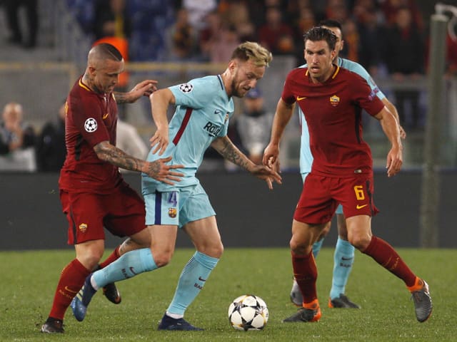 Ivan Rakitic im Duell mit zwei Roma-Spielern. Ivan Rakitic im Duell mit zwei Roma-Spielern.