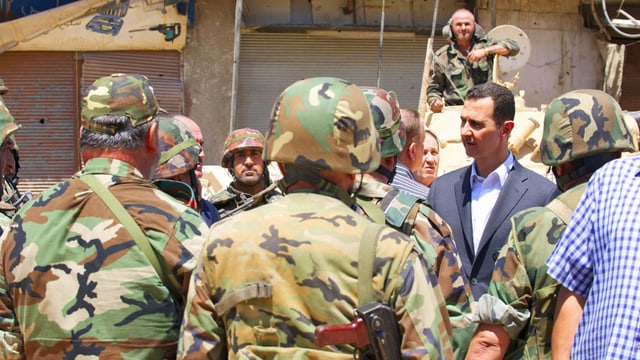 Assad mit Soldaten. Assad mit Soldaten.