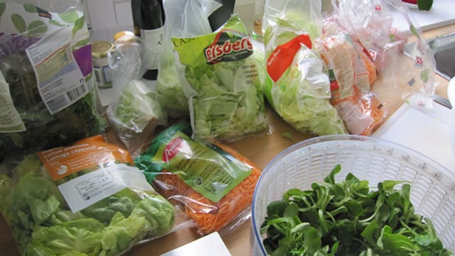 Verschiedene frische und abgepackte Salate Verschiedene frische und abgepackte Salate