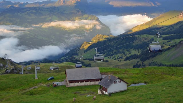 Berglandschaft mit untergehender Sonne und einem Sessellift im Vordergrund. Berglandschaft mit untergehender Sonne und einem Sessellift im Vordergrund.