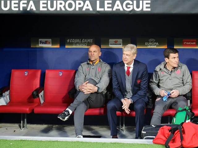 Arsene Wenger international auf der Arsenal-Bank. Arsene Wenger international auf der Arsenal-Bank.