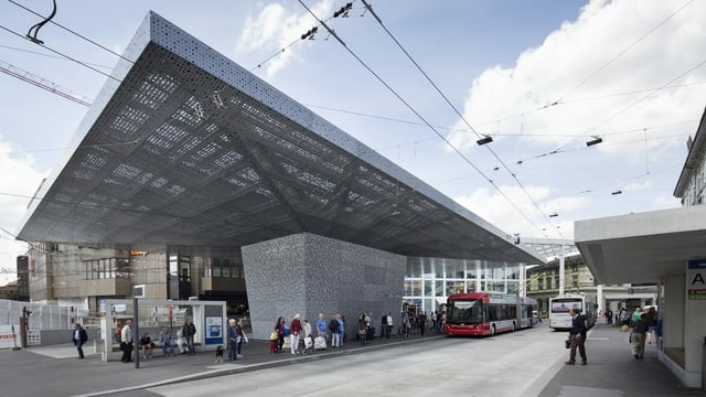 Ein Bus fährt in den Busbahnhof in Winterthur ein. Ein Bus fährt in den Busbahnhof in Winterthur ein.