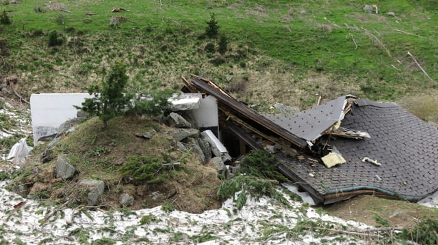 Dieses Chalet wurde durch eine Lawine zerstört. Dieses Chalet wurde durch eine Lawine zerstört.