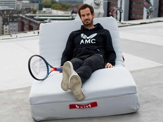 Andy Murray sitzt auf einer Couch Andy Murray sitzt auf einer Couch