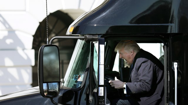Trump am Steuer eines Trucks. Trump am Steuer eines Trucks.