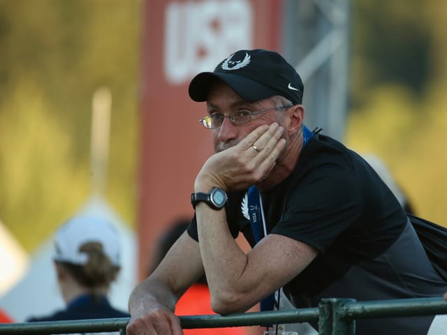 Alberto Salazar lehnt sich über eine Tribünen-Balustrade. Alberto Salazar lehnt sich über eine Tribünen-Balustrade.