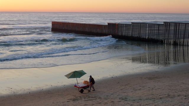 Trennzaun verläuft bis ins Meer bei Abendstimmung. Trennzaun verläuft bis ins Meer bei Abendstimmung.