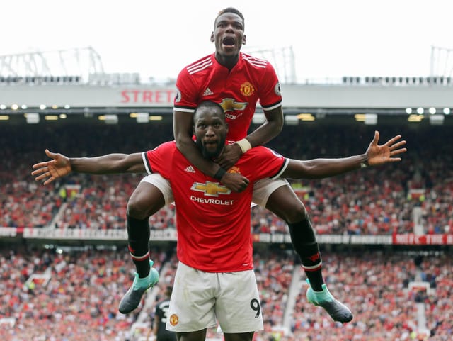 Romelu Lukaku jubelt mit Paul Pogba auf den Schultern