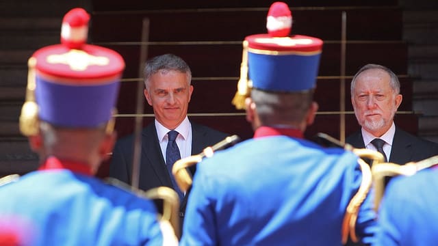 Burkhalter und Peirano vor einer Ehrengarde. Burkhalter und Peirano vor einer Ehrengarde.