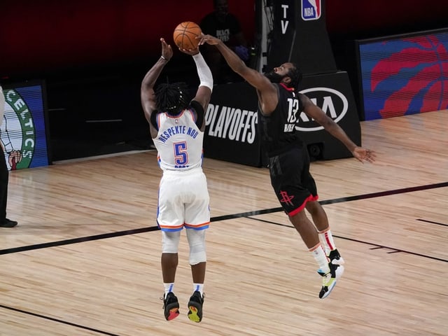 Houstons James Harden blockt Oklahomas Luguentz Dort. Houstons James Harden blockt Oklahomas Luguentz Dort.