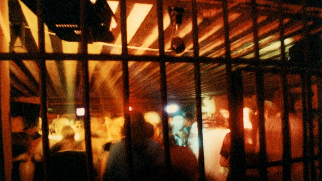 Eine Tanzfläche hinter Gittern. Eine Tanzfläche hinter Gittern.