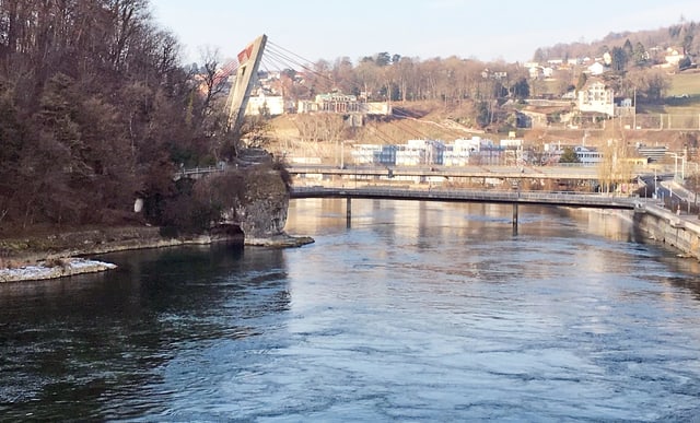 Rhein mit grossem Fels am Ufer. Rhein mit grossem Fels am Ufer.