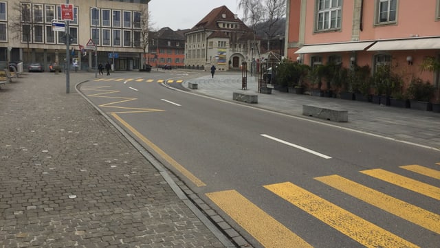 EIne Strasse mit Fussängerstreifen EIne Strasse mit Fussängerstreifen