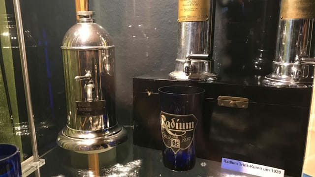 Becher mit der Aufschrift Radium Trinkkur Becher mit der Aufschrift Radium Trinkkur