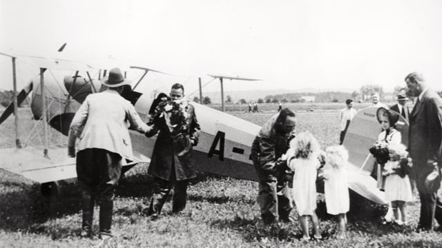 Eine schwarzweiss Aufnahme der ersten Flugzeuglandung in Emmen. Eine schwarzweiss Aufnahme der ersten Flugzeuglandung in Emmen.