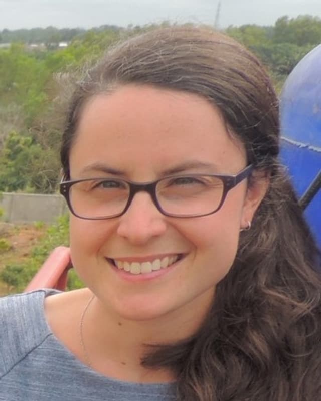 Clara Vallois ha 29 onns, lavura sco translatura e viva a Paris. Clara Vallois ha 29 onns, lavura sco translatura e viva a Paris.