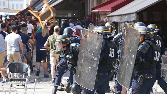 Die Polizei greift bei Strassenschlachten ein. Die Polizei greift bei Strassenschlachten ein.