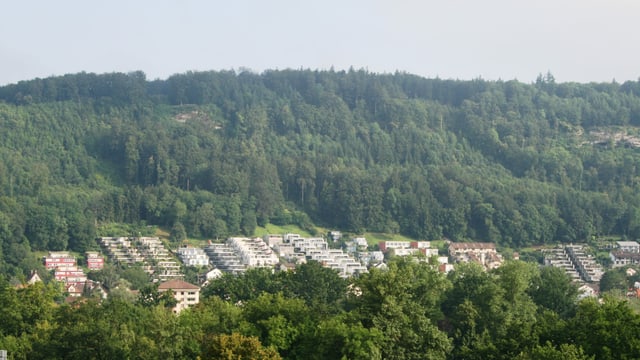 Eine Wohnsiedlung an einem Berg Eine Wohnsiedlung an einem Berg