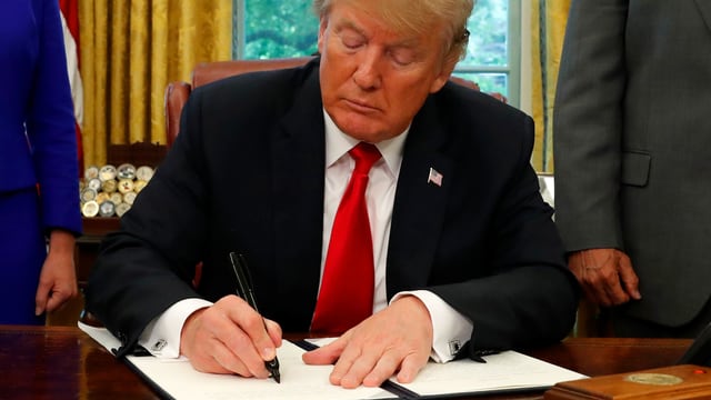 US-Präsident Donald Trump unterzeichnet ein Dokument. US-Präsident Donald Trump unterzeichnet ein Dokument.