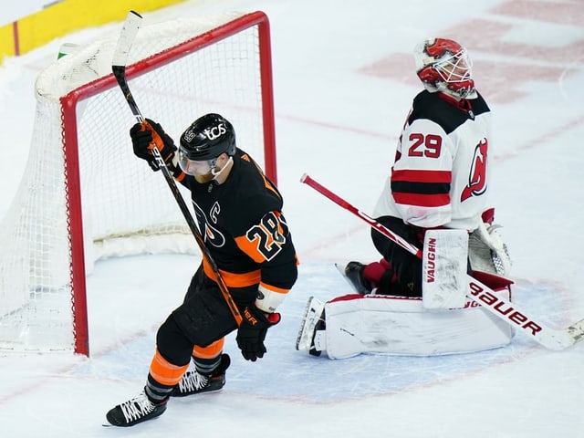 Claude Giroux dreht vor dem Tor jubelnd ab. Claude Giroux dreht vor dem Tor jubelnd ab.
