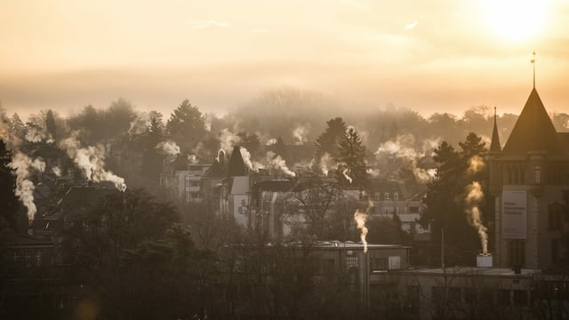 Winterlich-morendlicher Blick über Bern, die Heizungsschlote der Häuser rauchen. Winterlich-morendlicher Blick über Bern, die Heizungsschlote der Häuser rauchen.