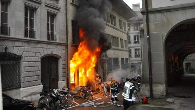 Viele Flammen züngeln aus einem Altstadthaus. Viele Flammen züngeln aus einem Altstadthaus.