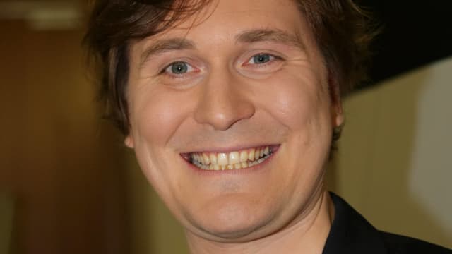 Ein Porträt von Hosea Ratschiller. Ein Porträt von Hosea Ratschiller.