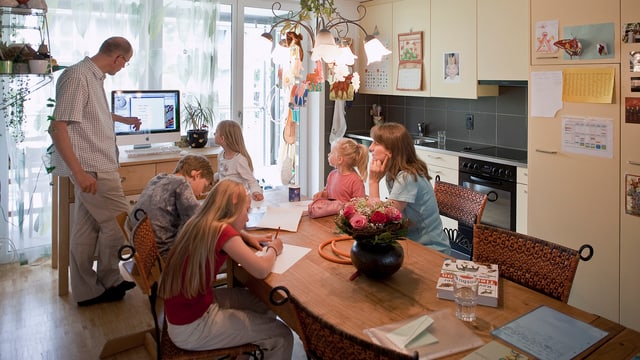 Familie lernt mit Kindern in Küche. Familie lernt mit Kindern in Küche.