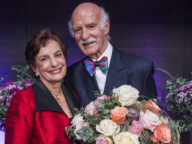 Paar auf Bühne mit Blumen Paar auf Bühne mit Blumen