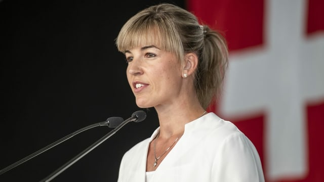Frau an Rednerpult. Frau an Rednerpult.
