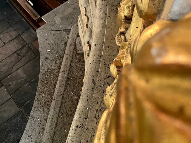 eine Steinbalustrade mit schwarzen Flecken eine Steinbalustrade mit schwarzen Flecken
