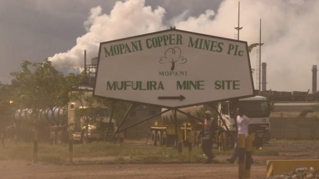 Schild einer Kupfermine in Sambia. Schild einer Kupfermine in Sambia.