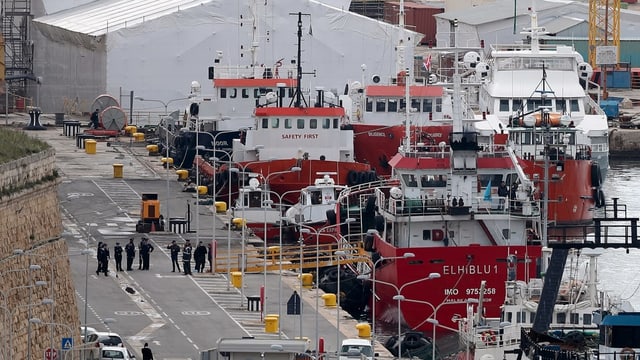 Schiff am Hafen. Schiff am Hafen.