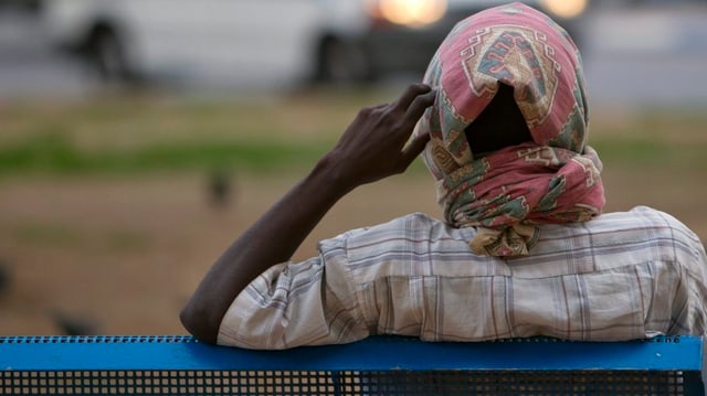 Sudanesin auf einer Bank. Sudanesin auf einer Bank.