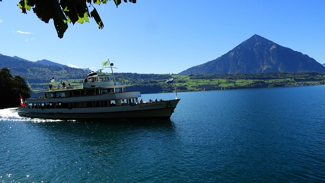 Ausflugsschiff auf dem Thunersee, im Hintergrund der Niesen vor einem wolkenlosen Himmel. Ausflugsschiff auf dem Thunersee, im Hintergrund der Niesen vor einem wolkenlosen Himmel.