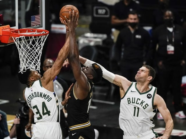 Superstar Giannis Antetokounmpo und Hawks-Center Clint Capela kämpfen unter dem Korb um den Ball. Superstar Giannis Antetokounmpo und Hawks-Center Clint Capela kämpfen unter dem Korb um den Ball.