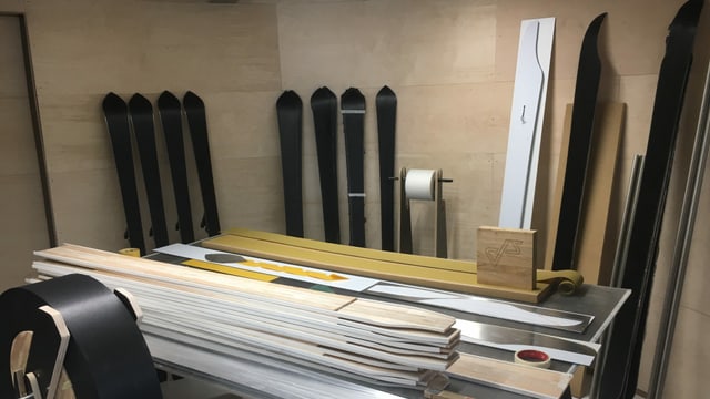 Ils emprims skis èn fatgs Ils emprims skis èn fatgs