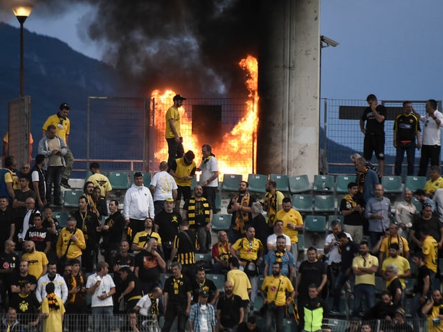 Ausschreitungen und Sachbeschädigung während einer Partie von PAOK. Ausschreitungen und Sachbeschädigung während einer Partie von PAOK.