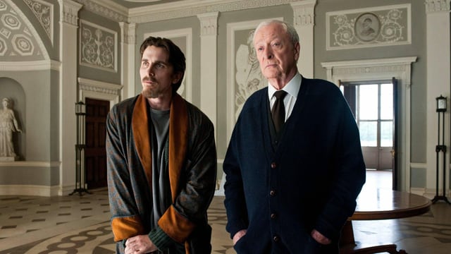Szene aus einem Batman-Film mit Butler Alfred Pennyworth Szene aus einem Batman-Film mit Butler Alfred Pennyworth