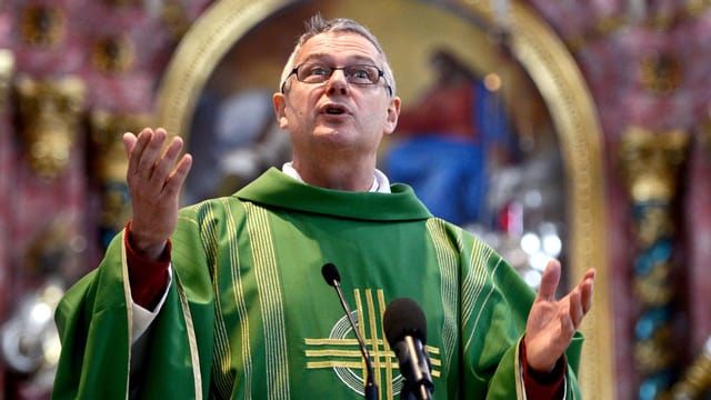 Ein Pfarrer predigt in einer Kirche Ein Pfarrer predigt in einer Kirche