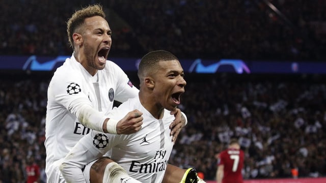 Neymar und Mbappé jubeln. Neymar und Mbappé jubeln.