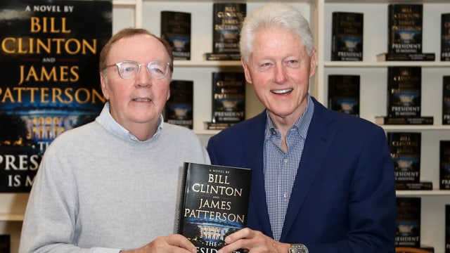 James Patterson und Bill Clinton halten ihren Krimi in die Kamera. James Patterson und Bill Clinton halten ihren Krimi in die Kamera.