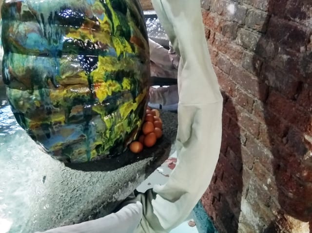 Hühnereier in einer Skulptur Hühnereier in einer Skulptur