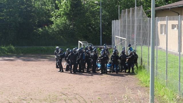 Polizisten stehen in einer Gruppe beeinander. Polizisten stehen in einer Gruppe beeinander.