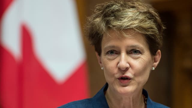 Simonetta Sommaruga vor einer Schweizer Fahne Simonetta Sommaruga vor einer Schweizer Fahne