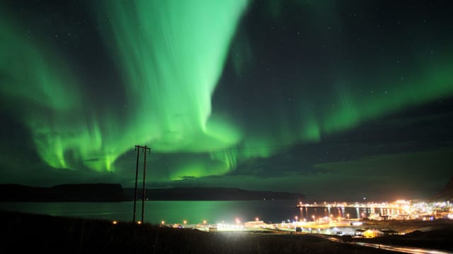 Grünes Polarlicht über einer Stadt Grünes Polarlicht über einer Stadt