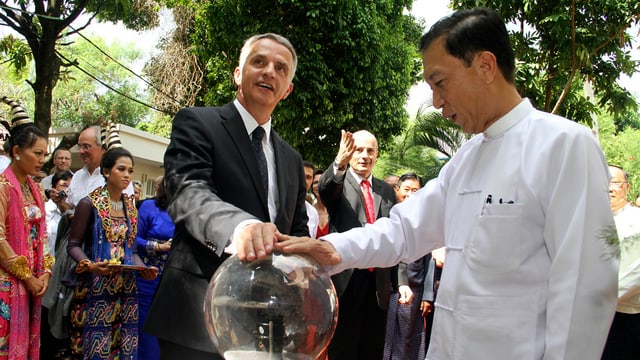 Dre Schweizer Aussenminister Didier Burkhalter (links) und der burmesische Finanzminister Win Shein Dre Schweizer Aussenminister Didier Burkhalter (links) und der burmesische Finanzminister Win Shein