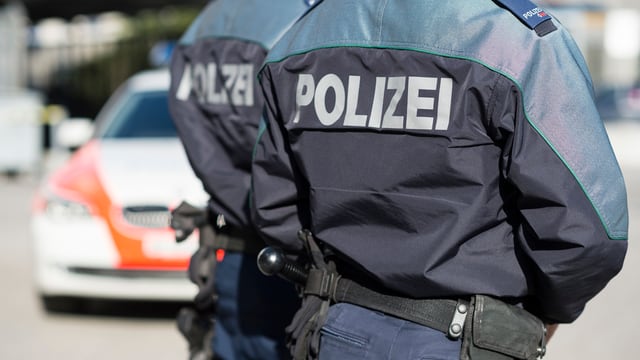 Zwei Polizisten im Einsatz Zwei Polizisten im Einsatz