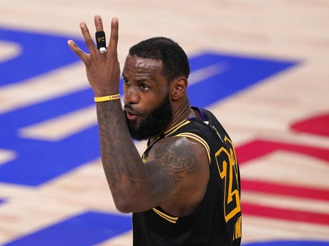 LeBron James streckt vier Finger hoch. LeBron James streckt vier Finger hoch.